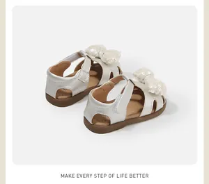 Detailansicht der silbernen Prinzessinnen-Sandalen für Mädchen mit Pailletten-Schleife