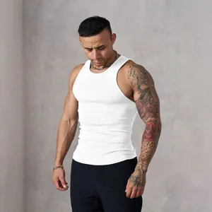 Détail d'un débardeur en maille côtelée blanche pour homme pour le fitness et le sport.