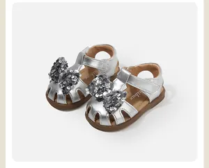 Silberne Sandalen für Mädchen mit glitzernder Pailletten-Schleife und Ausschnitten