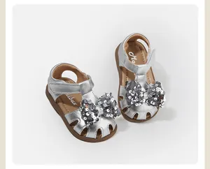Silberne Sandalen für Kleinkinder mit glitzernden Paillettenschleifen und Ausschnitt