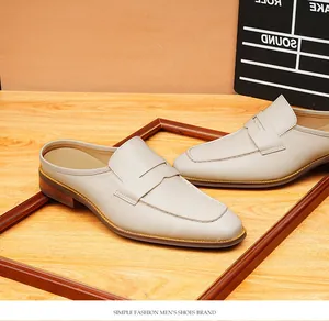 Vista detallada de mules de cuero para hombre en color blanco roto con punta en madera