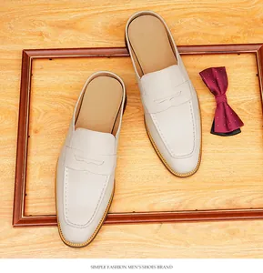 Vista detallada de mules de cuero beige de alta calidad para hombre con costuras muy elegantes