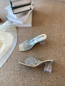 Eleganti sandali glitter argento con tacco largo trasparente e punta quadrata di moda