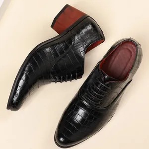 Herrenschuhe im britischen Stil mit Krokoprägung und klobigem hohen Holzabsatz in Schwarz