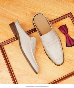 Elegantes mules para hombre de cuero genuino blanco roto con diseño elegante y casual.