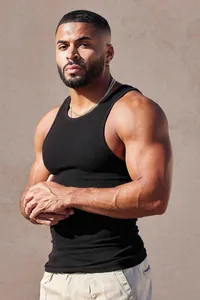 Gros plan d'un débardeur de fitness noir en maille côtelée pour homme, coupe athlétique