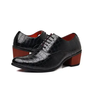 Herren-Abendschuhe mit Krokoprägung, hohem Absatz, rotem Futter und britischem Stil