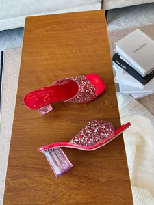 Primo piano di strass rossi e tacco a blocco in cristallo trasparente su sabot alla moda