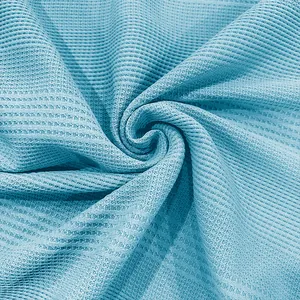 Detalle macro de tejido tipo gofre azul claro para polo transpirable y ligero de hombre