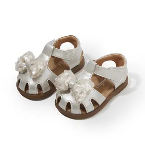 Charmante silberne Kleinkinder-Sandalen mit elegantem Pailletten-Schleife für Sommer