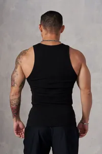 Vue arrière détaillée montrant la texture d'un débardeur de sport noir côtelé