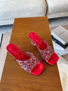 Sabot rossi glitterati con tacco a blocco trasparente e punta quadrata molto elegante