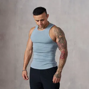 Détail du débardeur de sport bleu côtelé pour hommes montrant la coupe ajustée.