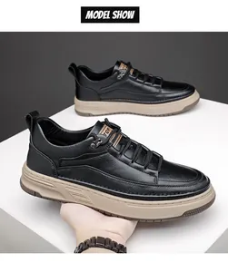 Vista laterale dettagliata di sneaker casual da uomo in pelle nera vintage tenute in mano