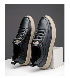 Vista laterale dettagliata delle scarpe casual in pelle nera da uomo con suola beige