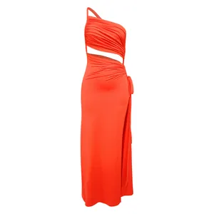 Robe longue orange élégante à une épaule avec découpe à la taille et fente haute.