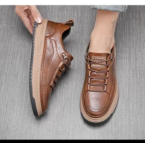 Dettaglio di scarpe casual da uomo in pelle marrone con texture ricca e design classico.