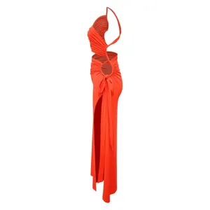 Vue latérale d'une robe longue rouge licou sexy avec découpes et fente à la jambe