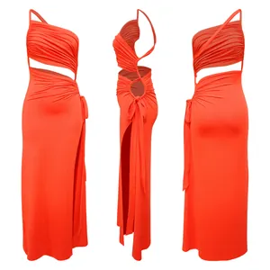Vue sous trois angles d'une robe longue orange sexy à une épaule avec fente latérale