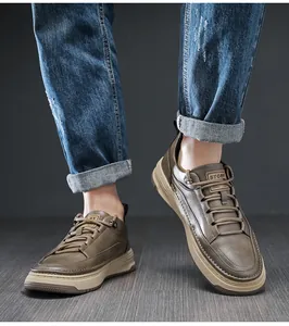 Vista dettagliata di scarpe casual da uomo in pelle marrone stile retrò work