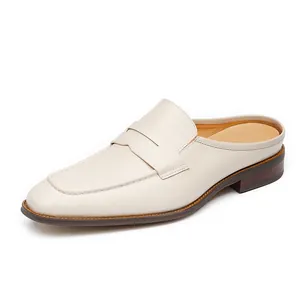 Elegantes mules de cuero genuino beige para hombre con diseño de mocasín clásico.