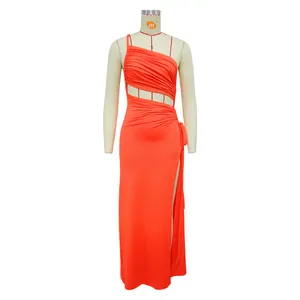 Détail d'une robe longue orange à une épaule avec corsage froncé et découpe latérale