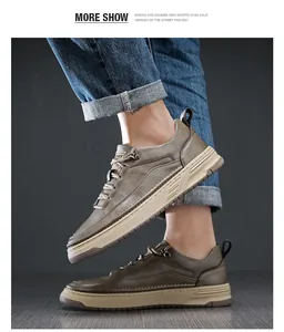 Primo piano di scarpe casual da uomo in pelle marrone abbinate a jeans in stile retrò