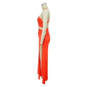 Détail de profil d'une robe longue orange avec fente haute et découpe à la taille