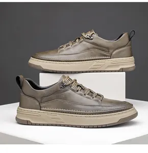 Sneakers in pelle casual retrò britanniche da uomo con suola spessa marrone.