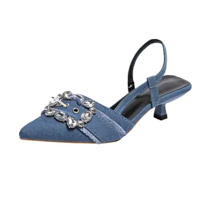 Detailansicht der blauen Denim-Sandale mit kleinem Absatz und luxuriöser Strass-Schnalle