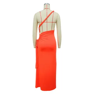 Détail du dos d'une robe longue orange à une épaule avec fente latérale et fronces