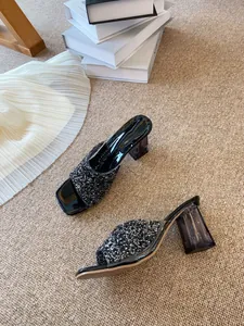 Eleganti ciabatte da donna con strass, punta quadrata e tacchi a blocco in cristallo