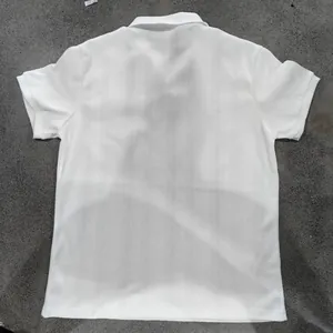Vista posterior de un polo de golf blanco transpirable para hombre con tejido texturizado