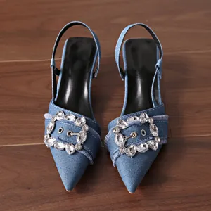 Elegante spitze Slingback-Sandalen aus blauem Denim mit einer funkelnden Strass-Schnalle.