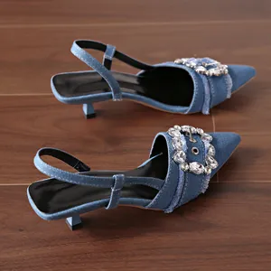 Detaillierte Ansicht von Denim-Slingback-Kitten-Heels mit funkelnden Strassschnallen