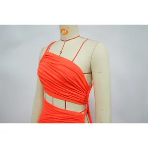 Gros plan sur la robe drapée orange à une épaule avec découpe à la taille chic