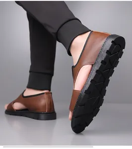 Detailed view of the anti-slip sole and brown leather of these men's Roman sandals.