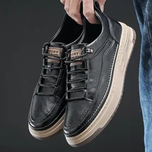 Sneakers casual da uomo in pelle nera con spessa suola in gomma beige e logo Story