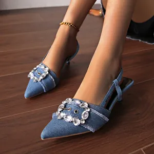 Detailansicht blauer Denim-Slingback-Heels mit einer luxuriösen Kristall-Schnalle und Spitze.