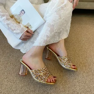 Eleganti sabot con strass e punta quadrata con tacco alto trasparente.