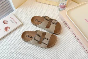 Vista detallada de sandalias retro de gamuza para niños con suela de corcho