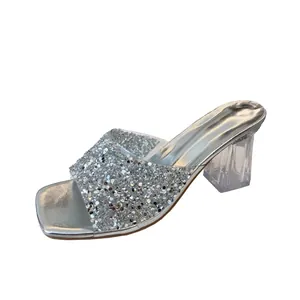Eleganti sabot argento con strass, punta quadrata e tacco largo in cristallo