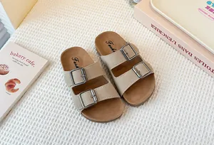 Sandalias de ante beige con doble hebilla para niñas, calzado de playa cómodo y suave.