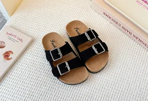 Detalle de las sandalias de gamuza negra para niñas con hebillas metálicas dobles