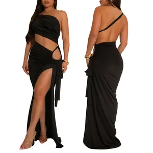 Détail d'une robe longue noire à une épaule avec découpes et fente latérale haute