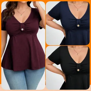 Vista dettagliata di top a maniche corte con scollo a V da donna in bordeaux, blu e nero