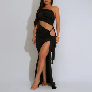 Vue complète d'une robe longue noire sexy à une épaule avec découpe et fente latérale haute