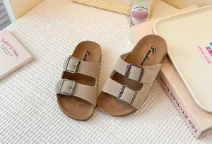Vista superior de sandalias de gamuza para niñas con dos tiras y hebillas vintage