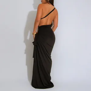 Vue arrière détaillée d'une robe de soirée noire sexy dos nu à une épaule longue