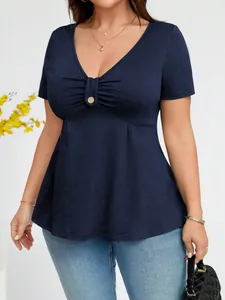 Vista dettagliata del top blu navy con scollo a V e bottone decorativo sul petto